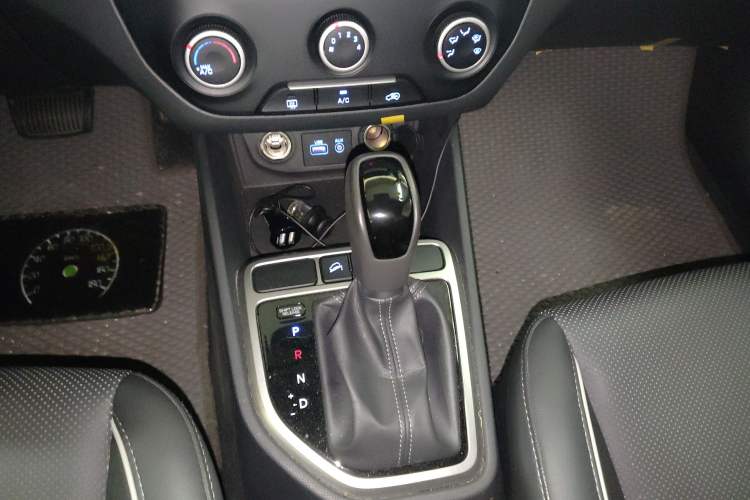 Used Hyundai ix25 2015 1.6L Automatic Two-Wheel Drive Smart GLS Trim Gear Lever
