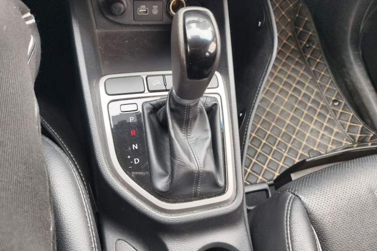 Used Hyundai ix25 2015 1.6L Automatic Two-Wheel-Drive Deluxe DLX Model Gear Lever
