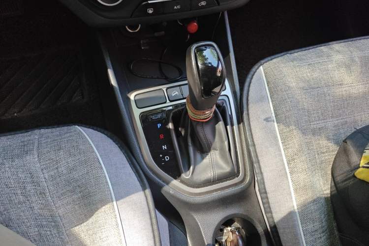 Used Hyundai ix25 2015 1.6L Automatic Two-Wheel Drive Smart GLS Trim Gear Lever