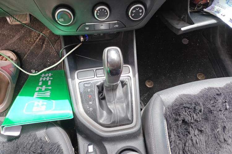 Used Hyundai ix25 2015 1.6L Automatic Two-Wheel Drive Smart GLS Trim Gear Lever