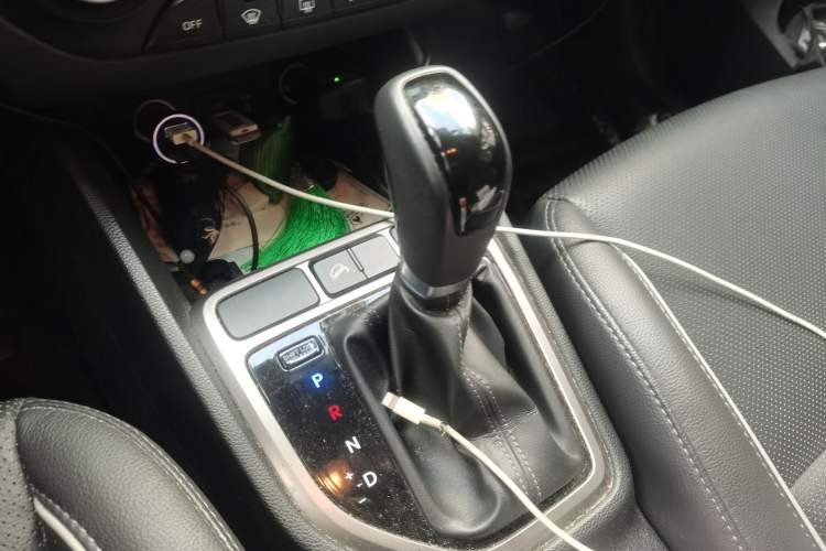 Used Hyundai ix25 2015 1.6L Automatic Two-Wheel-Drive Deluxe DLX Model Gear Lever