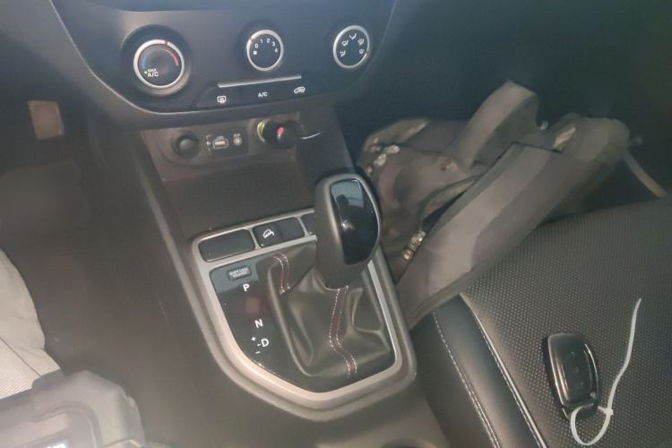 Used Hyundai ix25 2015 1.6L Automatic Two-Wheel Drive Smart GLS Trim Gear Lever