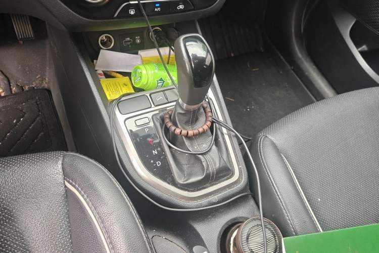 Used Hyundai ix25 2015 1.6L Automatic Two-Wheel Drive Smart GLS Trim Gear Lever
