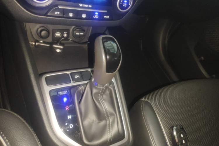 Used Hyundai ix25 2015 1.6L Automatic Two-Wheel-Drive Deluxe DLX Model Gear Lever