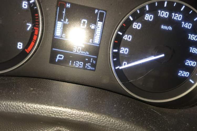 Used Hyundai ix25 2015 1.6L Automatic Two-Wheel Drive Smart GLS Trim Odometer Close Up
