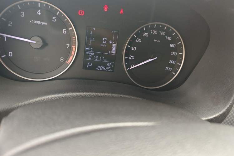 Used Hyundai ix25 2015 1.6L Automatic Two-Wheel Drive Smart GLS Trim Odometer Close Up