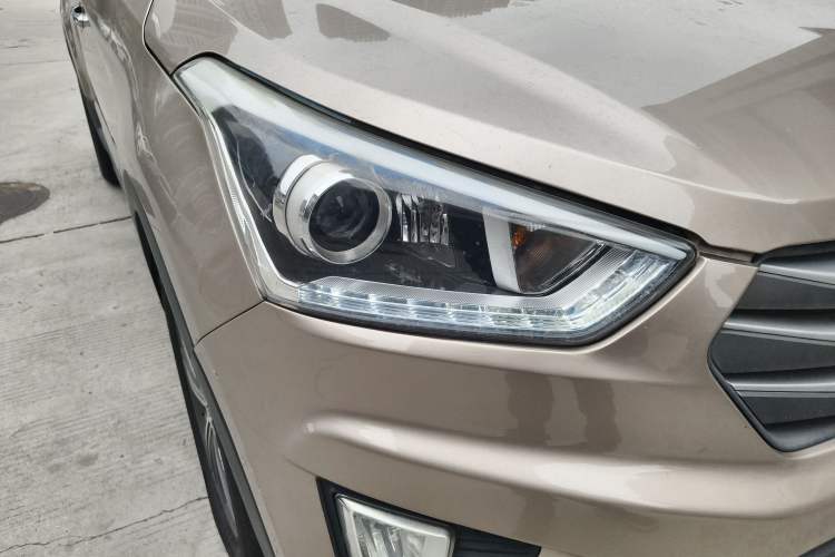 Used Hyundai ix25 2015 1.6L Automatic Two-Wheel-Drive Deluxe DLX Model Right Front Headlight