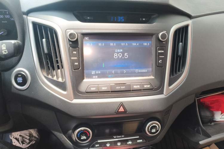 Used Hyundai ix25 2015 1.6L Automatic Two-Wheel-Drive Deluxe DLX Model Audio And AC Panel