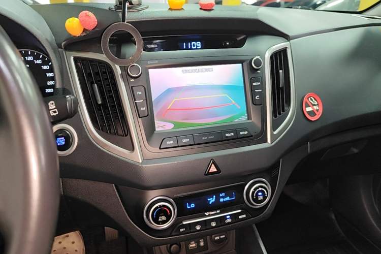 Used Hyundai ix25 2015 1.6L Automatic Two-Wheel-Drive Deluxe DLX Model Audio And AC Panel