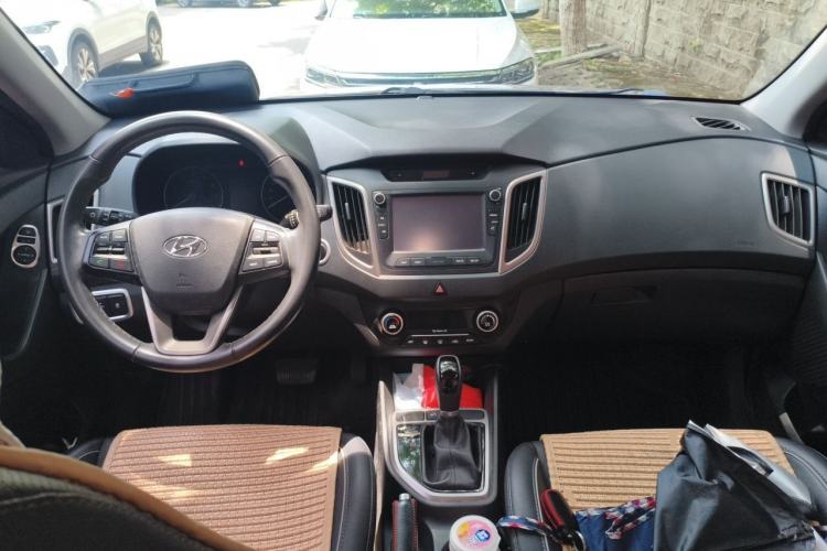 Used Hyundai ix25 2015 1.6L Automatic Two-Wheel-Drive Deluxe DLX Model Center Console