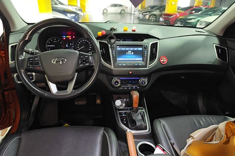 Used Hyundai ix25 2015 1.6L Automatic Two-Wheel-Drive Deluxe DLX Model Center Console