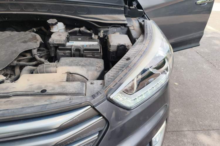 Used Hyundai ix25 2015 1.6L Automatic Two-Wheel-Drive Deluxe DLX Model Engine Bay Left