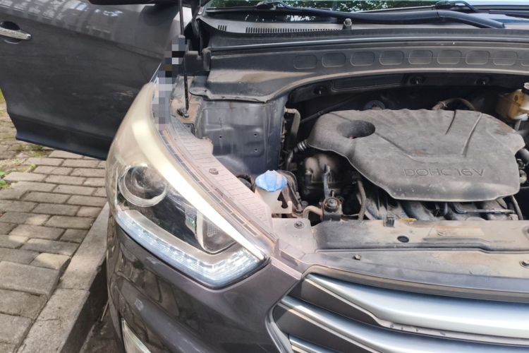 Used Hyundai ix25 2015 1.6L Automatic Two-Wheel-Drive Deluxe DLX Model Engine Bay Right