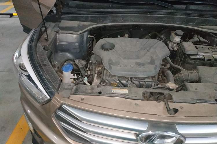 Used Hyundai ix25 2015 1.6L Automatic Two-Wheel-Drive Deluxe DLX Model Engine Bay Right
