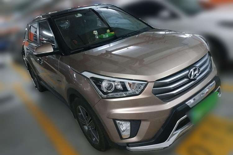 Used Hyundai ix25 2015 1.6L Automatic Two-Wheel-Drive Deluxe DLX Model Front Right 45 Deg