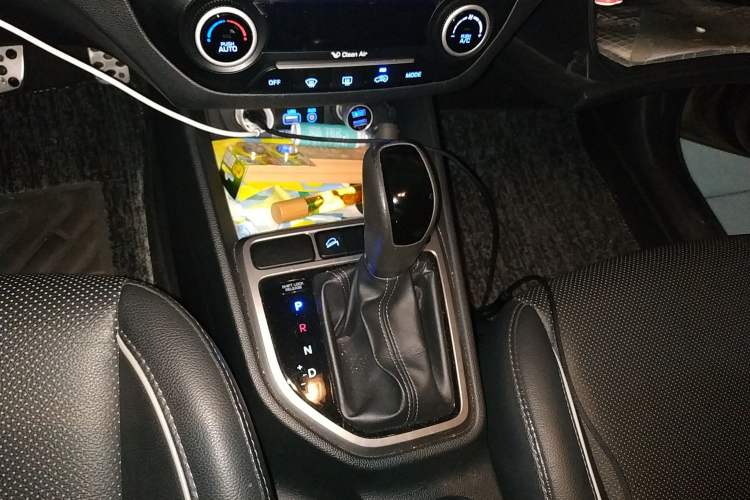 Used Hyundai ix25 2015 1.6L Automatic Two-Wheel-Drive Deluxe DLX Model Gear Lever