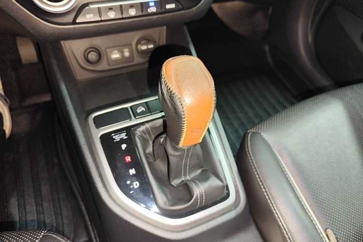 Used Hyundai ix25 2015 1.6L Automatic Two-Wheel-Drive Deluxe DLX Model Gear Lever