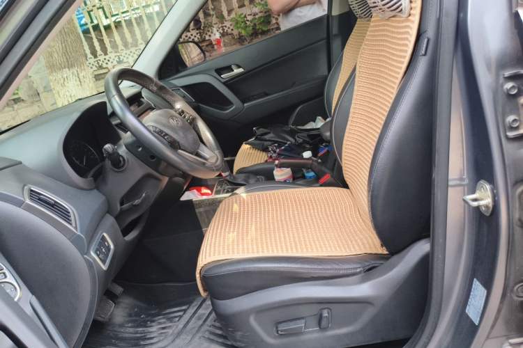 Used Hyundai ix25 2015 1.6L Automatic Two-Wheel-Drive Deluxe DLX Model Left Front Seat