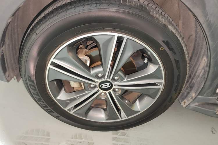 Used Hyundai ix25 2015 1.6L Automatic Two-Wheel-Drive Deluxe DLX Model Left Front Wheel Hub