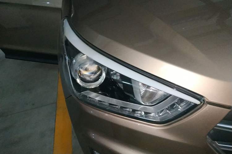 Used Hyundai ix25 2015 1.6L Automatic Two-Wheel-Drive Deluxe DLX Model Right Front Headlight