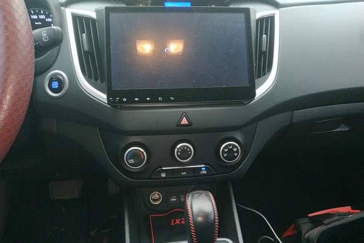Used Hyundai ix25 2015 1.6L Automatic Two-Wheel Drive Smart GLS Trim Audio And AC Panel