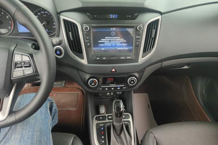Used Hyundai ix25 2015 2.0L Automatic 4x4 Deluxe DLX Audio And AC Panel
