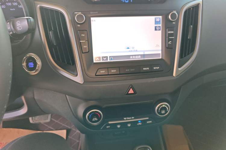 Used Hyundai ix25 2015 1.6L Automatic Two-Wheel-Drive Deluxe DLX Model Audio And AC Panel