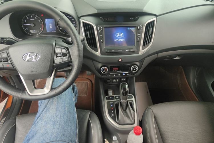 Used Hyundai ix25 2015 2.0L Automatic 4x4 Deluxe DLX Center Console