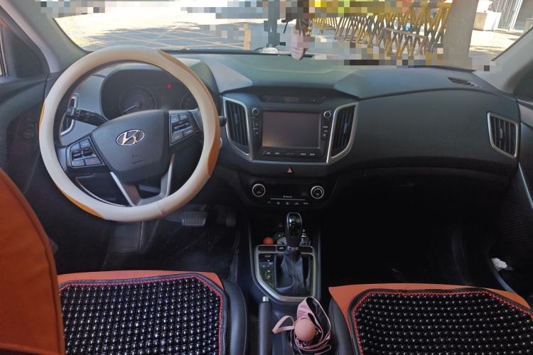 Used Hyundai ix25 2015 1.6L Automatic Two-Wheel-Drive Deluxe DLX Model Center Console