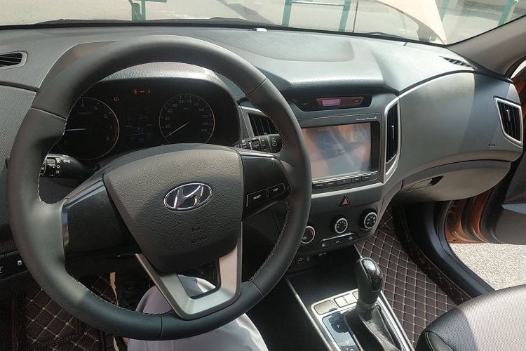 Used Hyundai ix25 2015 1.6L Automatic Two-Wheel Drive Smart GLS Trim Center Console