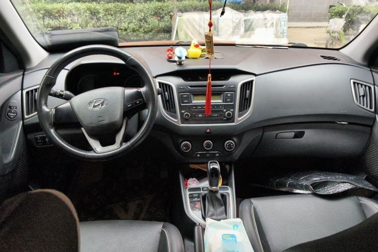 Used Hyundai ix25 2015 1.6L Automatic Two-Wheel Drive Smart GLS Trim Center Console