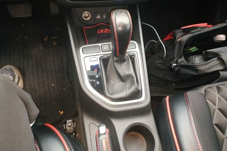Used Hyundai ix25 2015 1.6L Automatic Two-Wheel Drive Smart GLS Trim Gear Lever