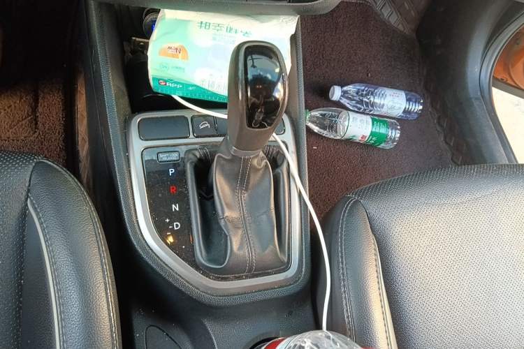 Used Hyundai ix25 2015 1.6L Automatic Two-Wheel Drive Smart GLS Trim Gear Lever