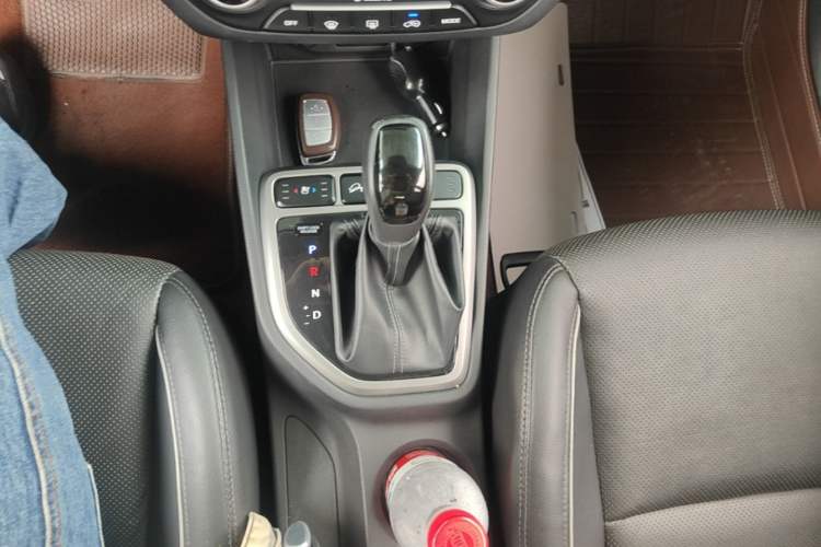 Used Hyundai ix25 2015 2.0L Automatic 4x4 Deluxe DLX Gear Lever