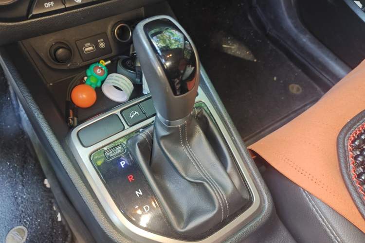 Used Hyundai ix25 2015 1.6L Automatic Two-Wheel-Drive Deluxe DLX Model Gear Lever