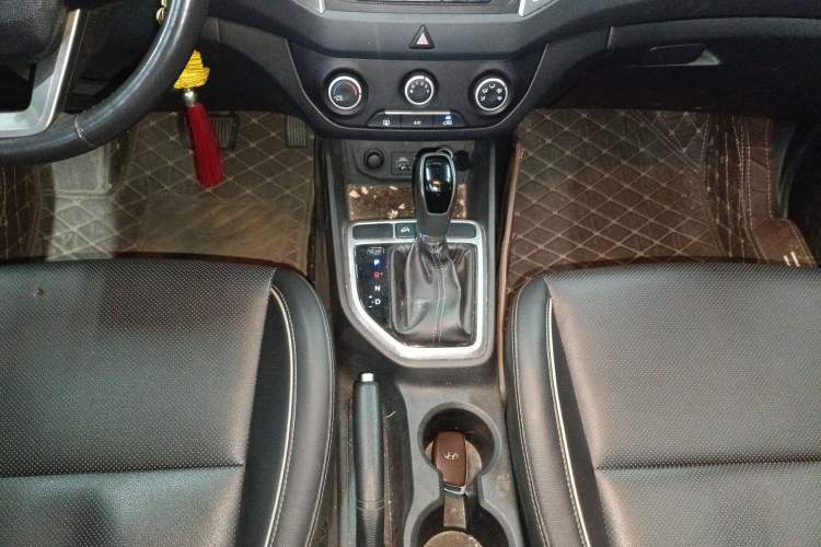 Used Hyundai ix25 2015 1.6L Automatic Two-Wheel Drive Smart GLS Trim Gear Lever