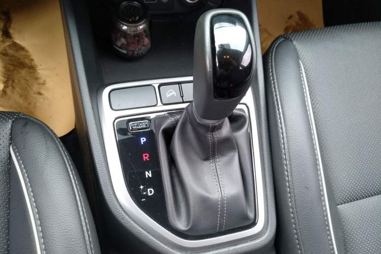 Used Hyundai ix25 2015 1.6L Automatic Two-Wheel Drive Smart GLS Trim Gear Lever