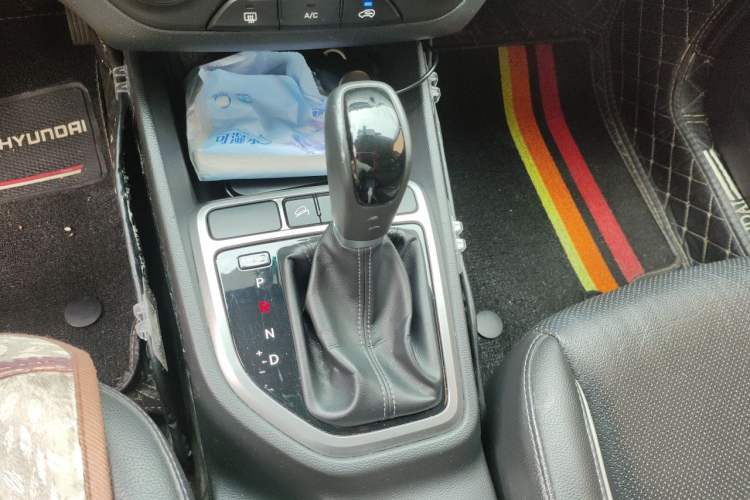 Used Hyundai ix25 2015 1.6L Automatic Two-Wheel Drive Smart GLS Trim Gear Lever