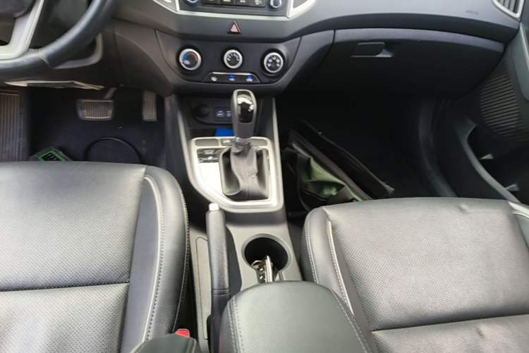 Used Hyundai ix25 2015 1.6L Automatic Two-Wheel Drive Smart GLS Trim Gear Lever