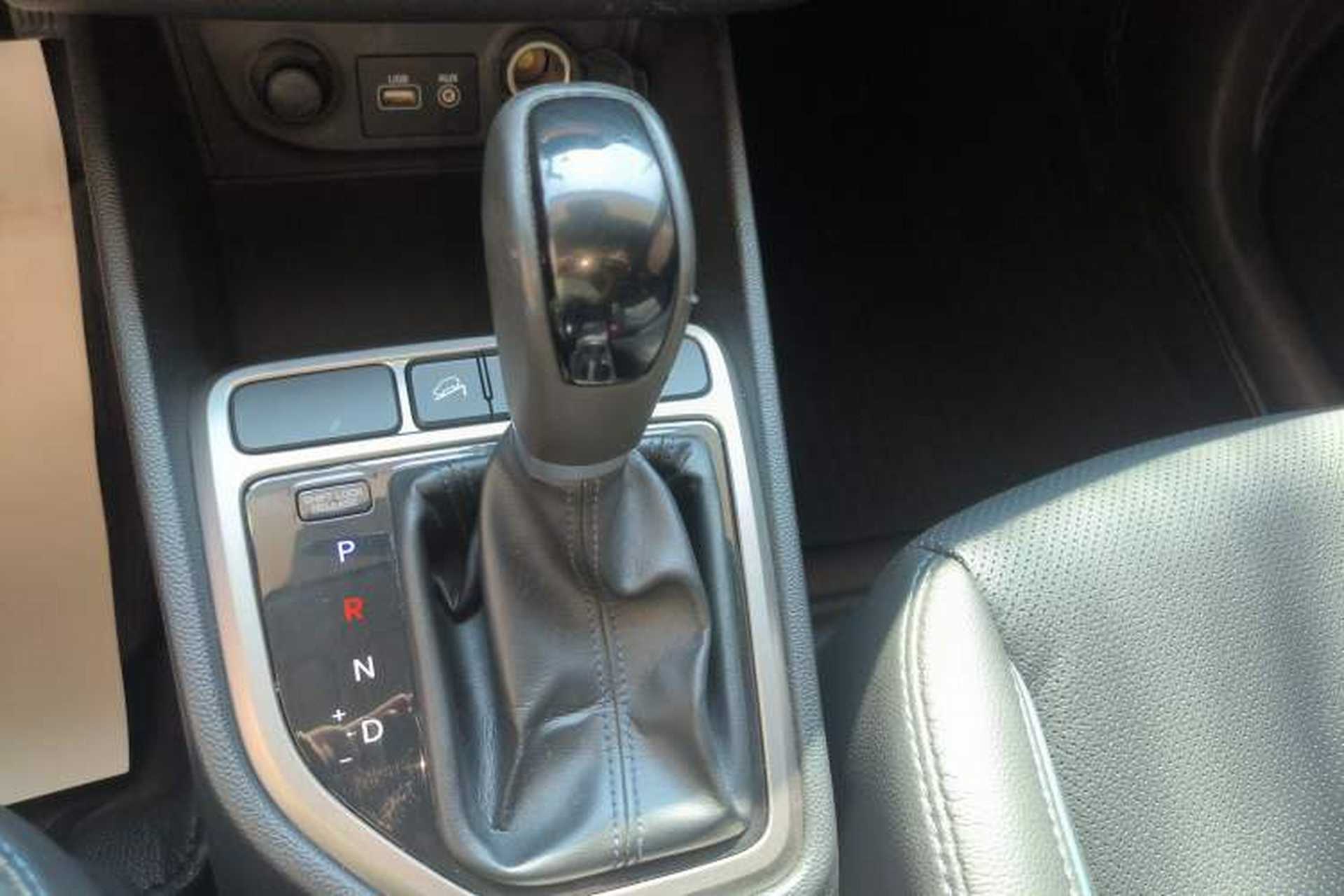 Used Hyundai ix25 2015 1.6L Automatic Two-Wheel Drive Smart GLS Trim Gear Lever