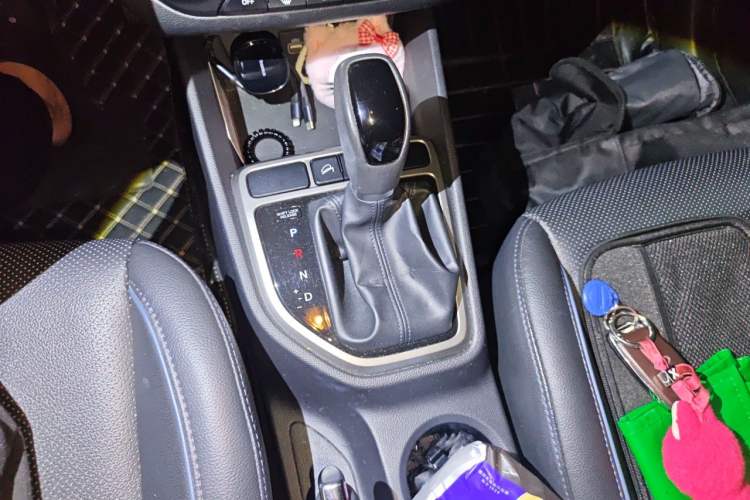 Used Hyundai ix25 2015 1.6L Automatic Two-Wheel-Drive Deluxe DLX Model Gear Lever