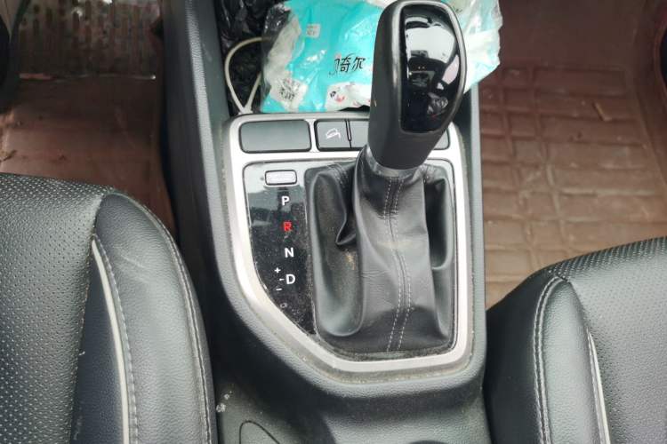 Used Hyundai ix25 2015 1.6L Automatic Two-Wheel Drive Smart GLS Trim Gear Lever