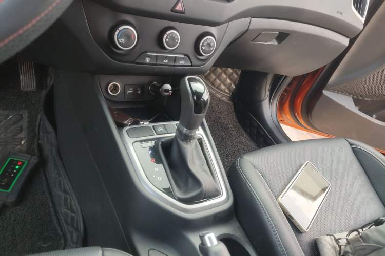 Used Hyundai ix25 2015 1.6L Automatic Two-Wheel Drive Smart GLS Trim Gear Lever