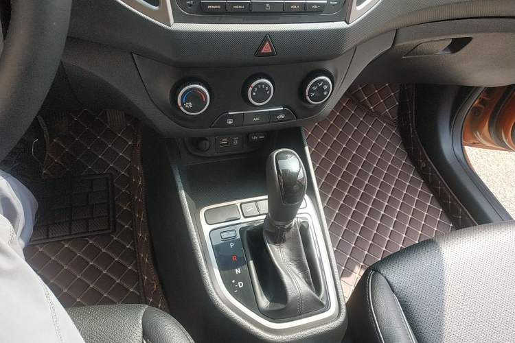 Used Hyundai ix25 2015 1.6L Automatic Two-Wheel Drive Smart GLS Trim Gear Lever