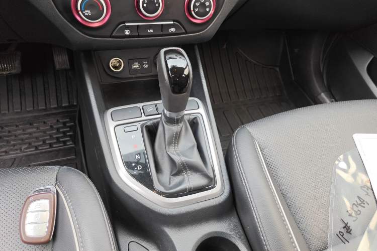 Used Hyundai ix25 2015 1.6L Automatic Two-Wheel Drive Smart GLS Trim Gear Lever