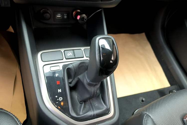 Used Hyundai ix25 2015 1.6L Automatic Two-Wheel Drive Smart GLS Trim Gear Lever