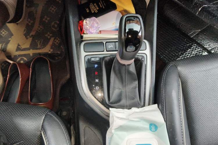 Used Hyundai ix25 2015 1.6L Automatic Two-Wheel Drive Smart GLS Trim Gear Lever