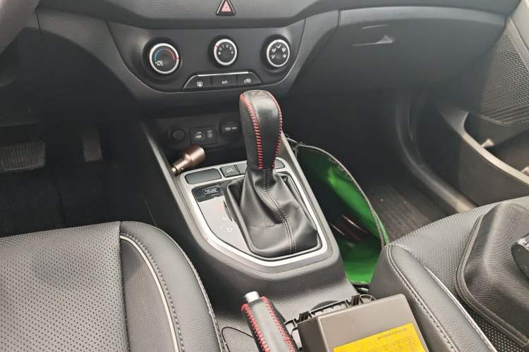 Used Hyundai ix25 2015 1.6L Automatic Two-Wheel Drive Smart GLS Trim Gear Lever