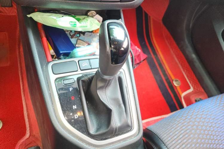 Used Hyundai ix25 2015 1.6L Automatic Two-Wheel Drive Smart GLS Trim Gear Lever