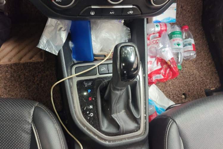 Used Hyundai ix25 2015 1.6L Automatic Two-Wheel Drive Smart GLS Trim Gear Lever